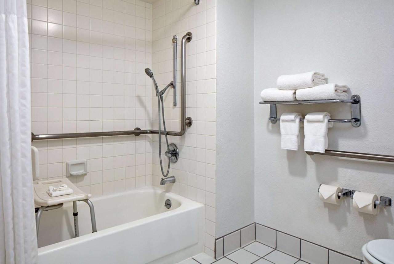 La Quinta By Wyndham Thousand Oaks-Newbury Park Bagian luar foto